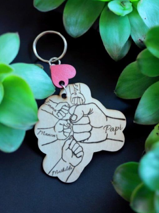 Porte clès en bois personnalisé poing homme