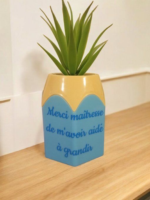 pot à crayons avec plante artificielle
