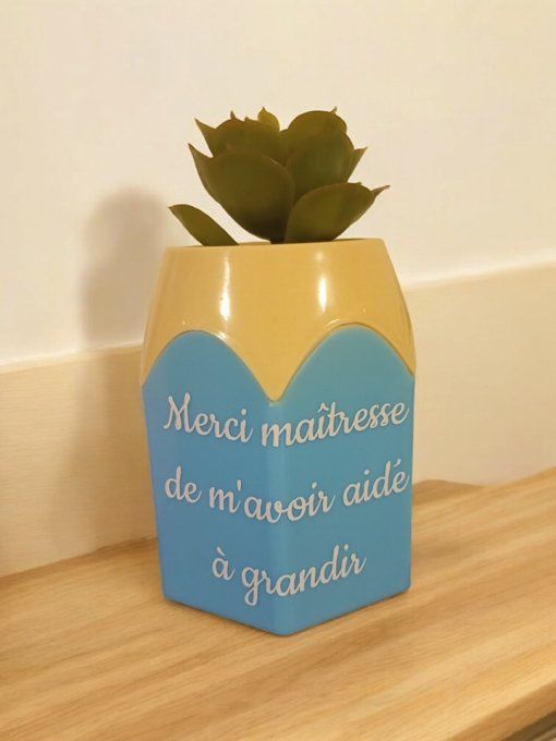 pot à crayons avec plante artificielle