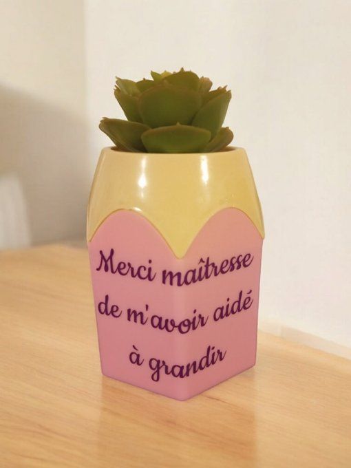 pot à crayons avec plante artificielle