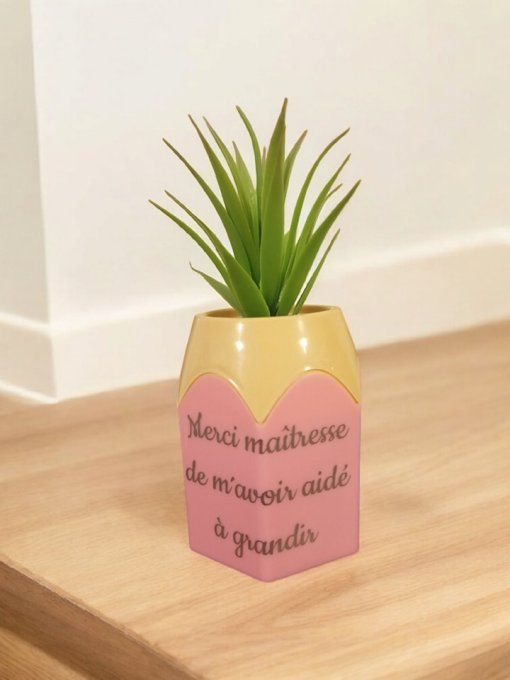 pot à crayons avec plante artificielle