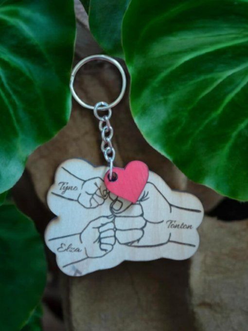 Porte clès en bois personnalisé poing homme