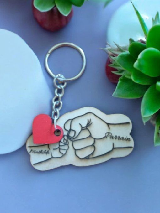 Porte clès en bois personnalisé poing homme
