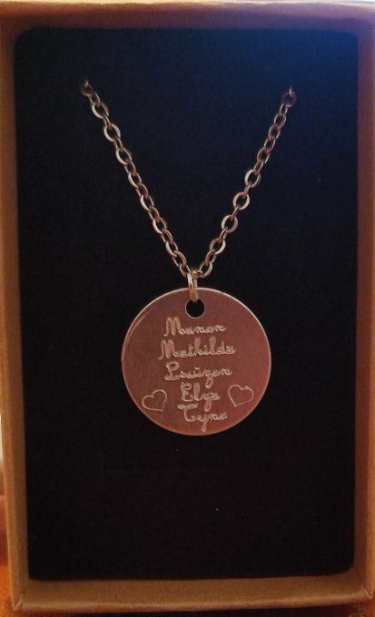 Pendentif gravé et sa chaîne